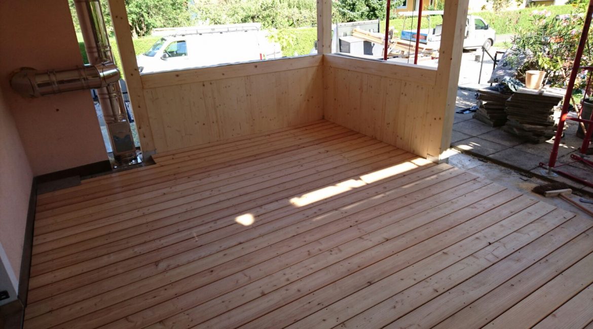 TerrassenuÌberdachung mit Bodenkonstruktion aus sib. LaÌrche